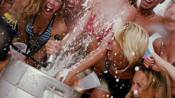 Party_Tweets_'s tweet photo. What colleges are the best schools for parties check it out here! 😝🍻 http://t.co/Owg9eHpQXU http://t.co/GbA226BxDd