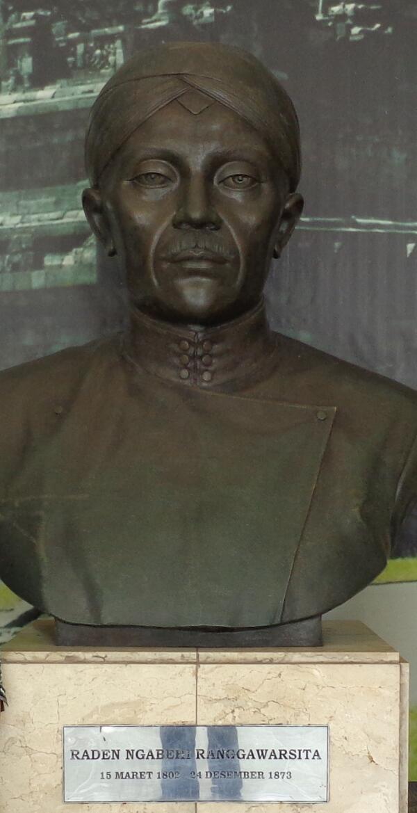 VisitJawaTengah's tweet photo. #MJTR Atas sikap dan jiwa sang pujangga, Ranggawarsita mendapatkan predikat "Pujangga Rakyat Nasional" #VisitJateng http://t.co/cVPwxULrtn