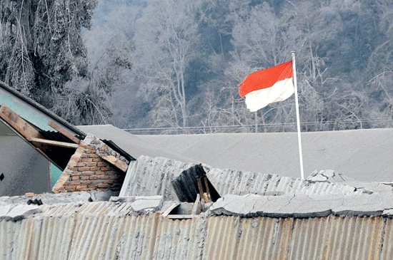 Merah putih berkibar di sekolah yang kena abu vulkanik sinabung di Sigarang-garang, (26/1) via <a href="/medan_bisnis/">Harian Medan Bisnis</a>