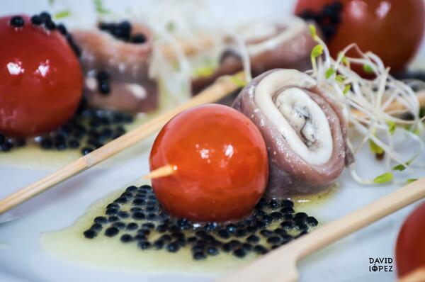 SalonAzahar's tweet photo. ¿Qué os parece este #aperitivo? #Matrimonio enroscado, tomate cherry y vinagreta de huevas de mujol #Murcia #eventos http://t.co/alwRD2vcnn