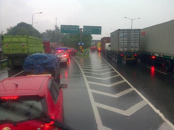 AlpatFals's tweet photo. @NTMCLantasPolri , macet ga bergerak keluar tol cakung http://t.co/xmPz6Axxlt