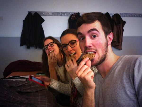Miracentroptico's tweet photo. Miembros de Mira Centro Óptico con las galletas de @MisterCandy_ ¡Buen trabajo chicas! http://t.co/5gf9N8w3Fy