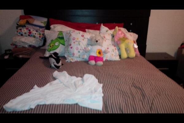 juanpiracho's tweet photo. NEVER BEEN SEEN LIKE THIS: nieces &amp; nephew (sombies are coming!!!) http://t.co/6Cl9EPY7xh