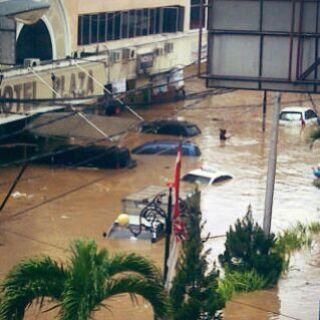 SatuManado's tweet photo. Kondisi di depan Hotel Plaza, Manado #BanjirManado #PrayForManado http://t.co/BQjJYUhTuw