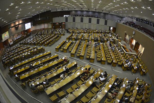 Yahoo_ID's tweet photo. Sidang paripurna DPR hari ini hanya dihadiri 285 dari 560 anggota.

(Saking banyaknya, jadi tak terlihat.) http://t.co/IsXuqFSfdG