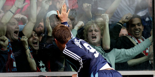 AFCAjax's tweet photo. Vandaag acht jaar geleden maakte @KJ_Huntelaar zijn debuut voor #Ajax 1. 136 duels, 105 goals: topspits! http://t.co/9057xJ2xzg