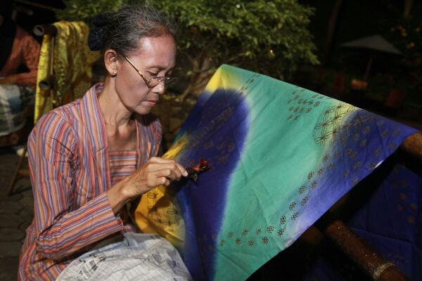 SidjiBatik's tweet photo. Ukiran cinta mereka adalah warisan karya emas dari leluhur kita, warisan yg semoga tak lekang dimakan jaman.. http://t.co/pecBgDum1N