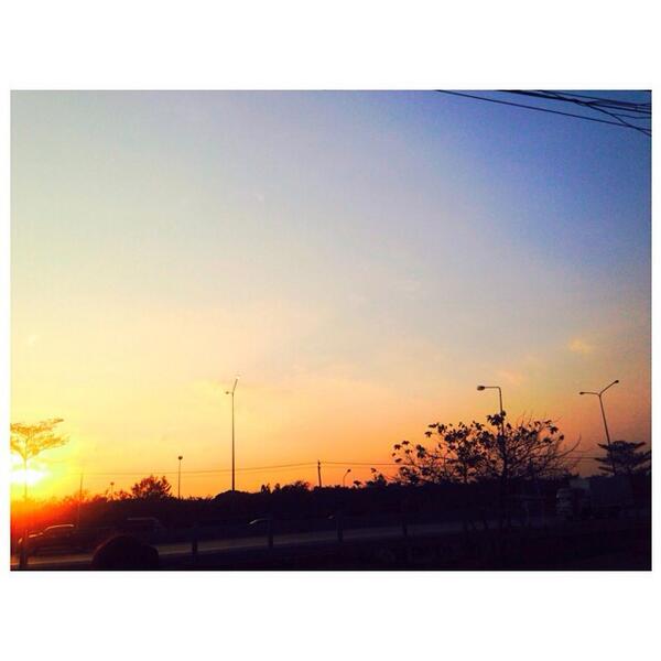 SABENZZ's tweet photo. แสงยามเย็น ตอนพระอาทิตย์กำลังลับของฟ้า 😎🌿⛅️ http://t.co/LVjnLVnlGR