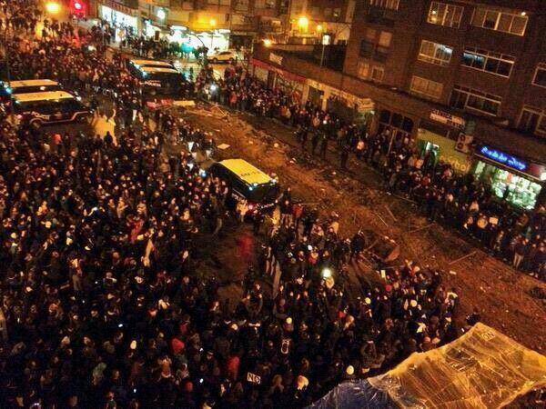 KevinTranc3's tweet photo. Gamonal ayer noche. ¿Quien paraliza las Obras el alcalde o el PUEBLO? La foto lo deja claro.  #Gamonal #BurgosOnFire http://t.co/3mJqO3q2SI