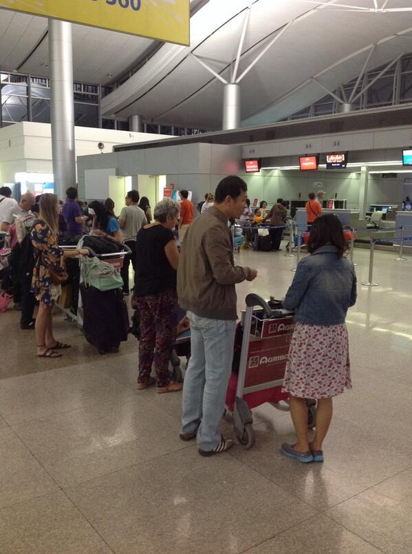 Linexp's tweet image. Where is @AirAsia Staff?? a lot of people is waiting #viatnam #hochiminh #airport