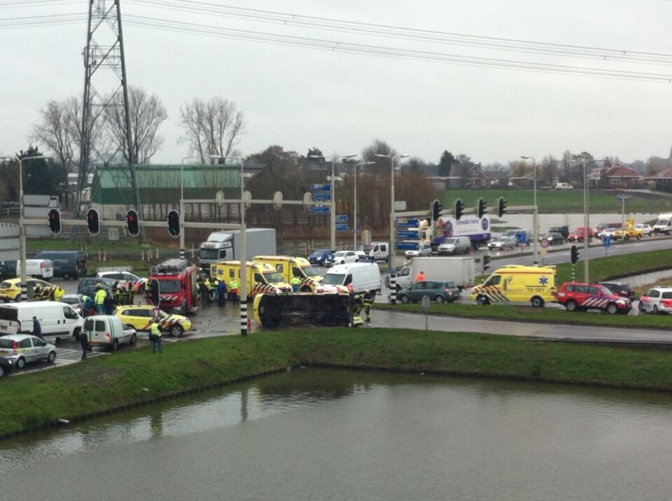 Ambulance betrokken bij ongeluk Wippolderlaan Ambulance betrokken bij ongeluk Wippolderlaan