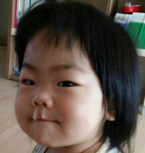 Jngha's tweet photo. 나는 가끔씩 친오빠와 카톡으로 짤방대결을 한다. 더이상 짤방이 떨어지자 비장의 무기로 조카사진을 보냈더니 나의 승리 http://t.co/f2Q9nbN2n7