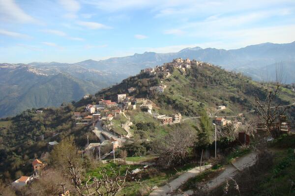 LAZIZIS's tweet photo. Vue sur la colline oubliée !  Le 10/01/2014 http://t.co/3JsSCs17fR
