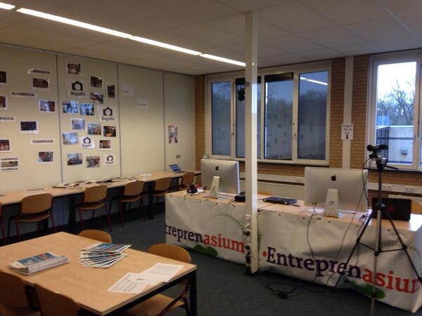 Filminbeeld's tweet photo. Vanaf 2 uur is de opendag op het Hondsrug College live te volgen op http://t.co/5lRezkNB2Z http://t.co/n3JKP6o3sY