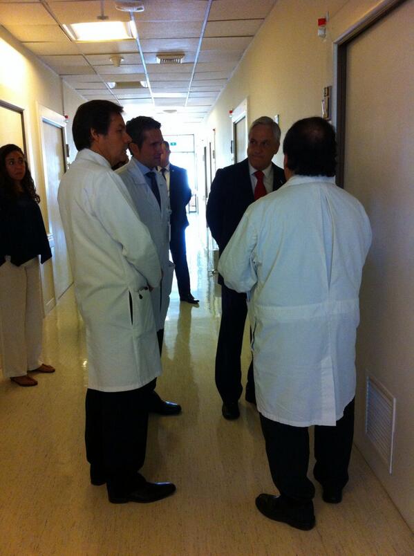 Durante esta mañana el Presidente Sebastián Piñera visitó en <a href="/redsaluduc/">redsaluduc</a> a la paciente Jeannette Cifuentes