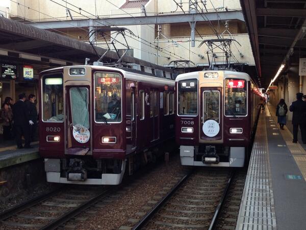 阪急京都線民 Ar Twitter 本日の阪急神戸線武庫之荘駅構内で発生した人身事故の当該列車 特急 梅田 第k1410列車 80f 西山天王山hm 前面扉が完全に破壊され ヘッドマークも破損 横の7008fは西宮北口始発特急 梅田 Http T Co Hkthseydno