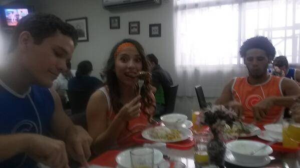 layjulissa's tweet image. me cuesta hacr dieta xq es ricooo comeeeer jajaja vamos naranjas nos alimentamos rico rico jeje gracias dios #laylay