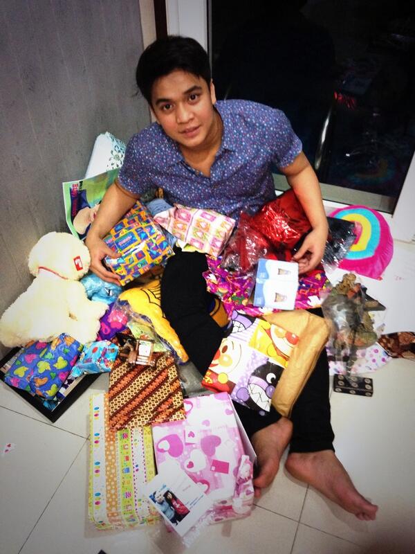 bangbily's tweet photo. Terharu bgt trima kasih semua dan ababil doa,kasih syg,cinta,support, kado serta prhatian nya buat bg billy.l love u http://t.co/FQ6R5dJDgw