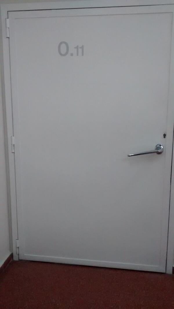VellutersShore's tweet photo. Puertas de aulas que parecen cámaras de congelación http://t.co/fL9L9t4FFS