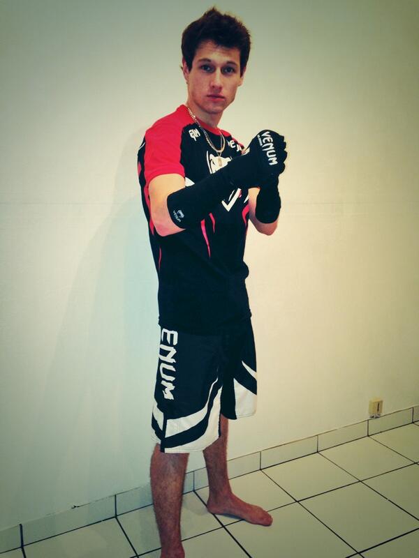 PartRomain's tweet image. Tenue de free fight du meilleur pote :P