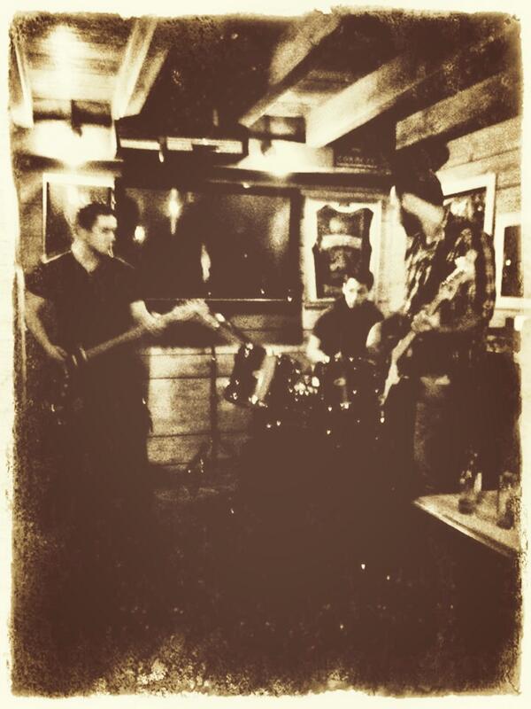 PartRomain's tweet image. Musicien avant tout et pour toujours :) concert dans un bar de byker