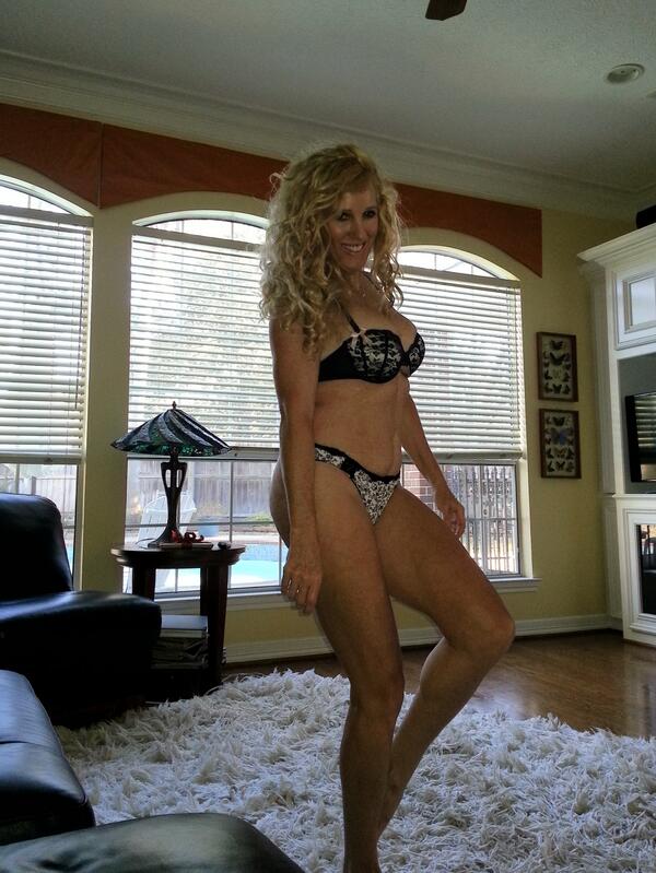 melissasworkout's tweet photo. I workout Daily have 5 kids Im writing a book &have my own business.. I stay in shape being consistent #butNOTperfect http://t.co/TuF5hTfpRE