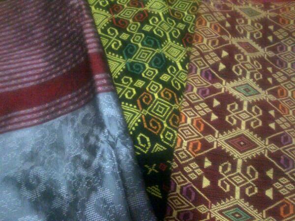 apri_yanthy's tweet photo. Tenun ikat dari bali dan jepara udah kuterima, makasih yaa.. http://t.co/a4TCzqisC8