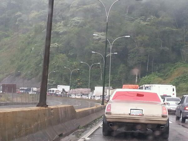 djlit_o's tweet photo. Cola en la autopista al salir del tunel de los ocumitos http://t.co/mEMYKcyIRI