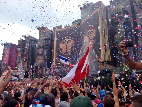 badluckraver's tweet photo. #TomorrowWorld 😍 
Photo Credit: @lquibbly 
| http://t.co/V0sgYQh62U
