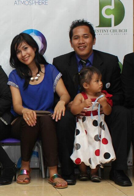 Selamat ulang tahun ayah yg ke-34, selamat ulang tahun pernikahan ayah bunda yg ke-4 tahun. I love you !