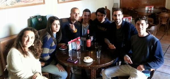 RodriguezDiaz92's tweet photo. Con @Naataaliaa_94 @MissMaravillas @manolo_ov @jdpardo93 @Joseru_ y un incomunicado chileno andaluz. http://t.co/f0nlZDkyot