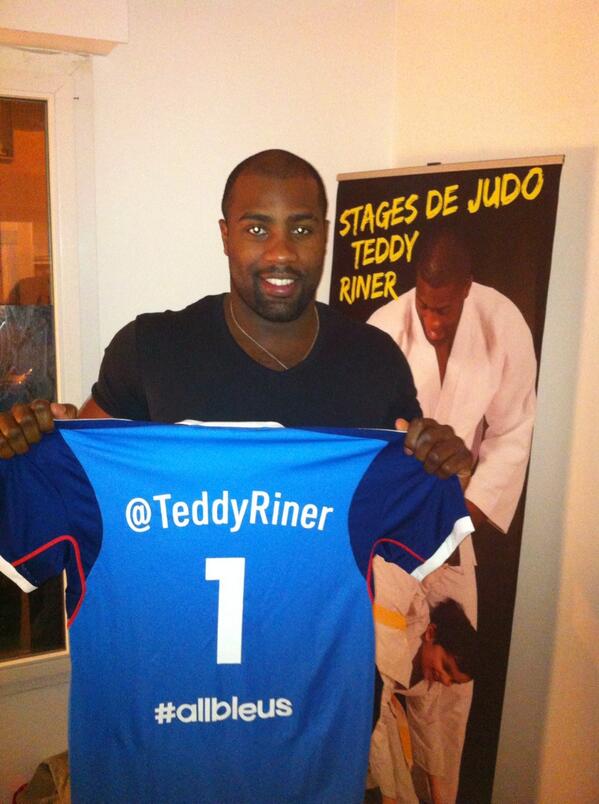 teddyriner's tweet photo. Tous avec l'équipe de France de Hand pour ce soir contre la Pologne. Vous êtes les meilleurs les gars #allbleus http://t.co/U4wCeu0SjH