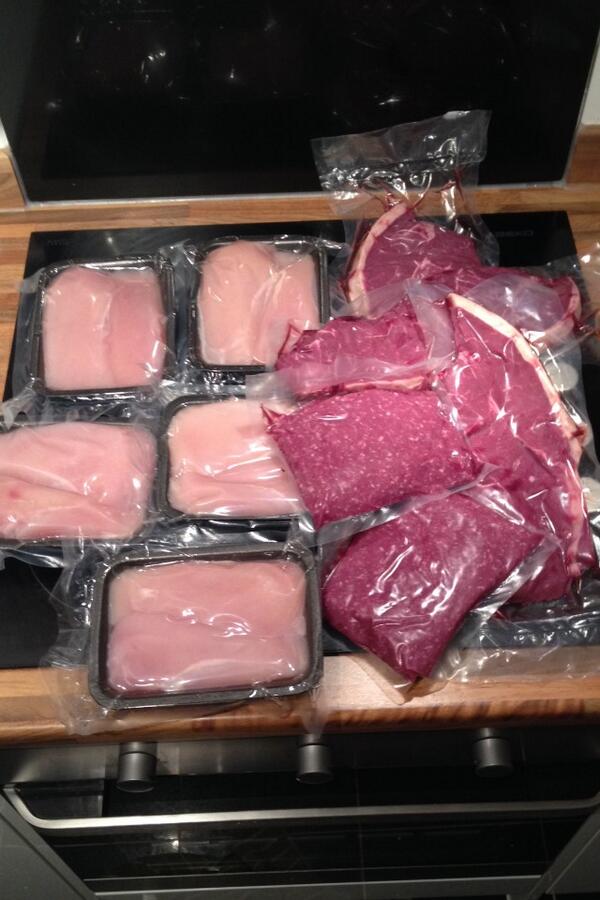 Fex_P's tweet photo. Big thanks to Andy @ExelbyFoods for sorting us out this Monster Meat Pack! #Chickens #Minces #Steaks #Quality👍 http://t.co/Kvz7VGoHTI