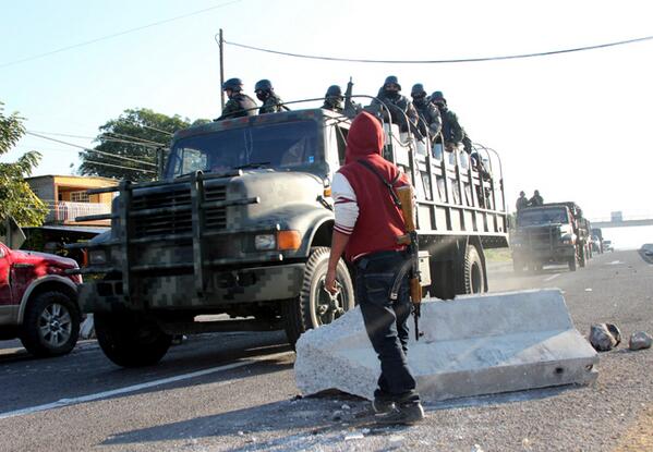 guerra - Grupos de autodefensa en Mèxico.Noticias,comentarios,fotos,videos. - Página 30 BeCnspwIMAAn31-