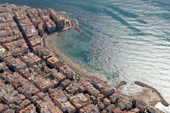 Lau_fallen's tweet photo. Vista aérea de Torrevieja ¡Realmente es un gran impacto visual y medioambiental! #gatemtimpacto http://t.co/cAdjfmeRuM