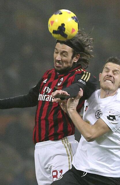 Christian Zaccardo berduel dengan pemain Spezia. Akankah laga tadi malam pertandingan terakhirnya bersama AC Milan?