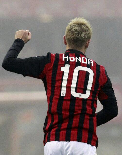 Keisuke Honda setelah mencetak gol ke gawang Spezia, memanfaatkan halauan kiper Spezia. #MilanSpezia #ForzaMilan