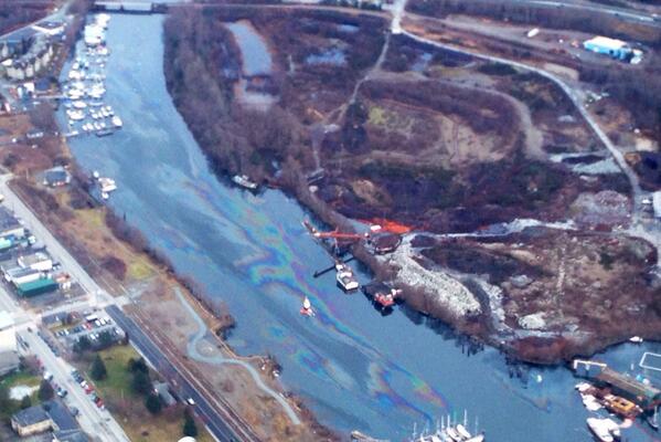 CTVScottHurst's tweet photo. Picture from #Chopper9 of diesel spill in Mamquam Blind Channel. #Squamish #SeaToSky http://t.co/al4A5qWOMN