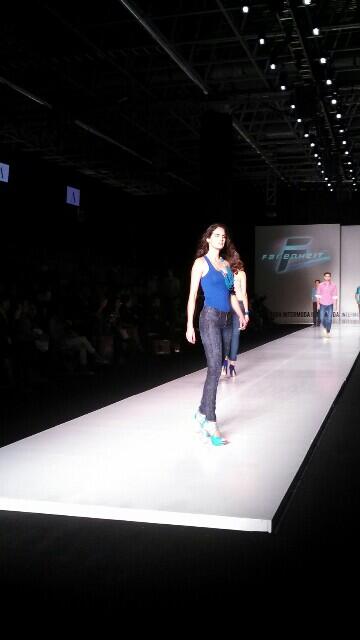 EdoEspectaculos's tweet image. Farenheit apuesta por pantalones a la cadera en azules sólidos, estampados y deslavados suaves en #Intermoda2014