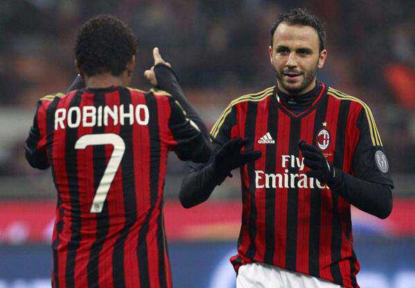 Robinho dihampiri Giampaolo Pazzini. Gol sundulan Robinho berawal dari umpan silang Pazzini. #MilanSpezia #ForzaMilan