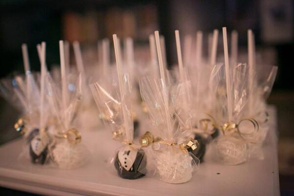 abrideabudget's tweet photo. #wedding cake pops. So cute. http://t.co/VCbfttGS5h