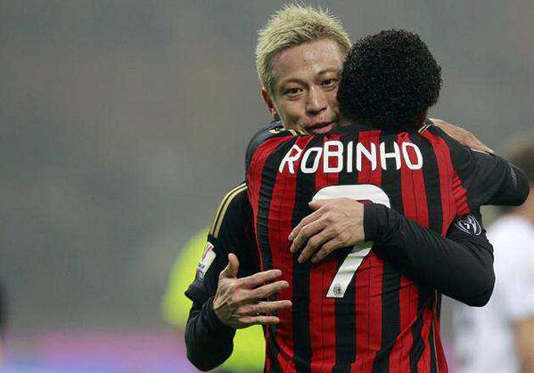 Robinho dan Keisuke Honda, berpelukan ☺. #MilanSpezia #ForzaMilan #weareacmilan