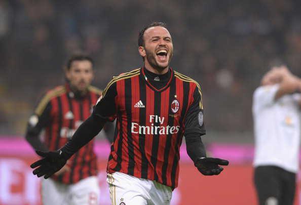 Selebrasi Pazzini setelah mencetak gol ke gawang Spezia. Mungkin karena gembira, lupa tidak selebrasi seperti biasa ☺