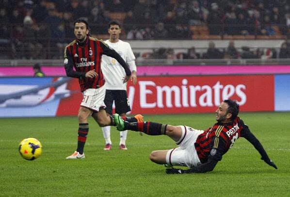 Tendangan Giampaolo Pazzini yang menghasilkan gol kedua AC Milan. Satu gol dan satu assist. #MilanSpezia #ForzaMilan