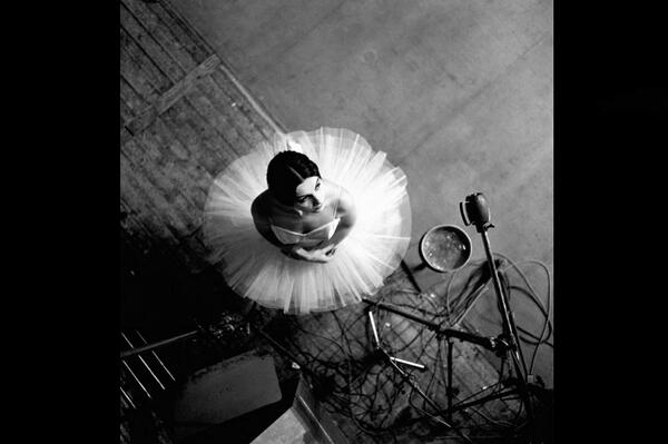 ParisZigZag's tweet photo. La danseuse de l'Opéra de Paris par #Doisneau http://t.co/x53Cb52hZE