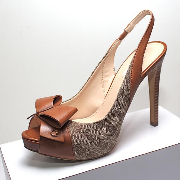 BelliniPanama's tweet photo. Que piensan de esta sandalia Guess con print de logos en color natural? @piesfamosaspty espero sus comentarios? http://t.co/BlYoXJImbB