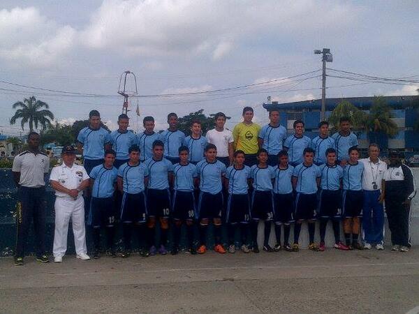 A_MosqueraM's tweet photo. Esta foto resalta el amor por el colegio y por el deporte♥ . #LiceoNaval  @LicGua http://t.co/gsYRoYBaJr