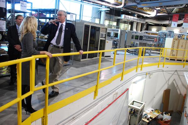 PrairiesCanEN's tweet photo. Minister @MichelleRempel learns about the world class research underway at the @CanLightSource #TheWestMeansBusiness http://t.co/dk23fZzRZX