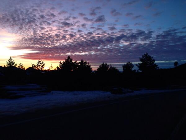 eliroca85's tweet photo. Precioso anochecer en Pradollano. Los colores del cielo y el mar de nubes que cubre Granada dejan sin palabras. http://t.co/FSQ0LFL24y