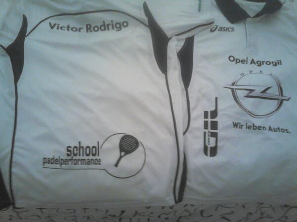 vic_avance's tweet photo. Ojo al detallazo @AngelGlezM @schoolpadel. Muchas gracias chicos!! Es un honor! ;) http://t.co/joYBoK3PtM